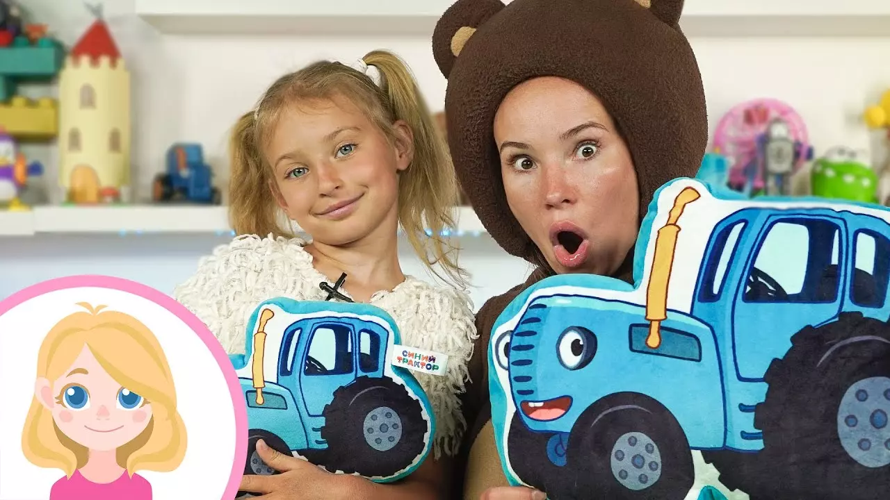 Маленькая Вера и Медведь vlog - Распаковываем коробки с игрушками от Синего трактора